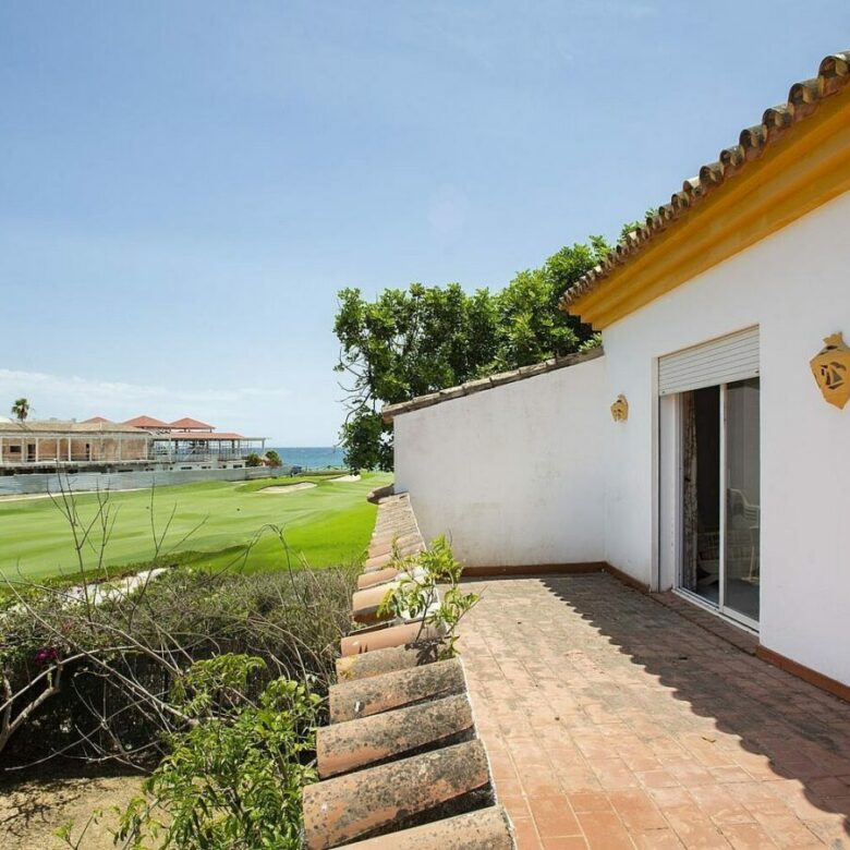 Frontline golf beachside villa in Guadalmina Baja, San Pedro de Alcantara