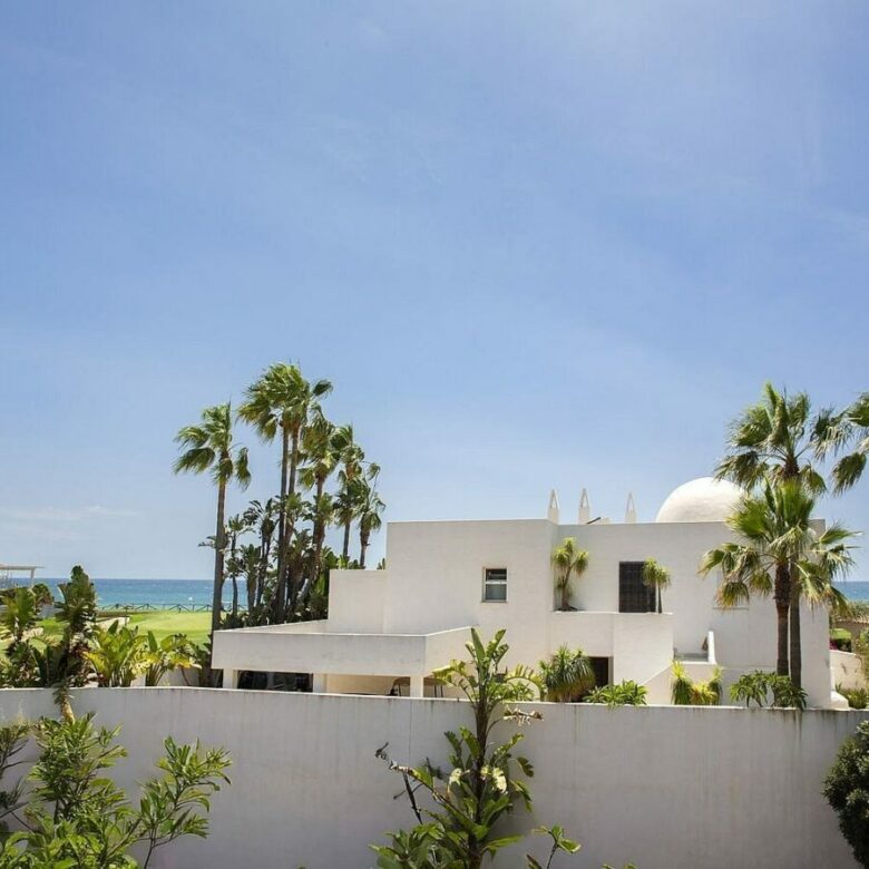 Frontline golf beachside villa in Guadalmina Baja, San Pedro de Alcantara