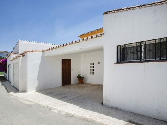 Frontline golf beachside villa in Guadalmina Baja, San Pedro de Alcantara