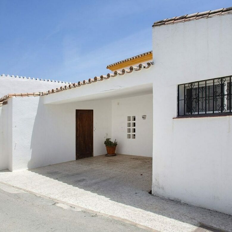 Frontline golf beachside villa in Guadalmina Baja, San Pedro de Alcantara
