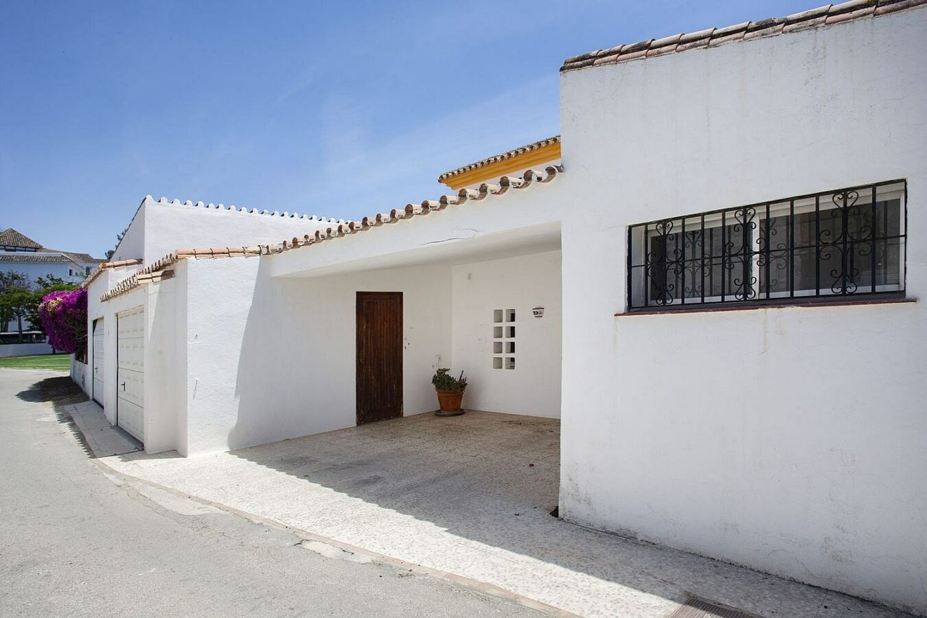 Frontline golf beachside villa in Guadalmina Baja, San Pedro de Alcantara