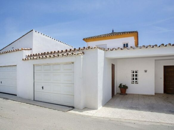 Frontline golf beachside villa in Guadalmina Baja, San Pedro de Alcantara