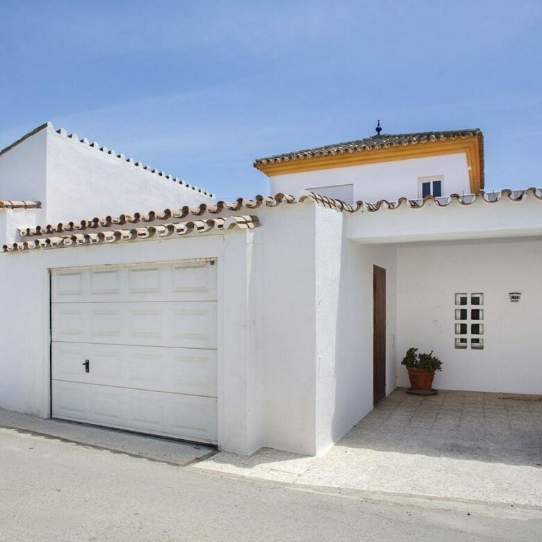 Frontline golf beachside villa in Guadalmina Baja, San Pedro de Alcantara