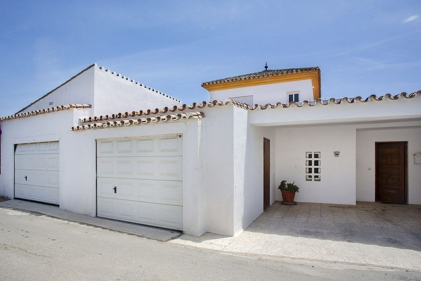Frontline golf beachside villa in Guadalmina Baja, San Pedro de Alcantara