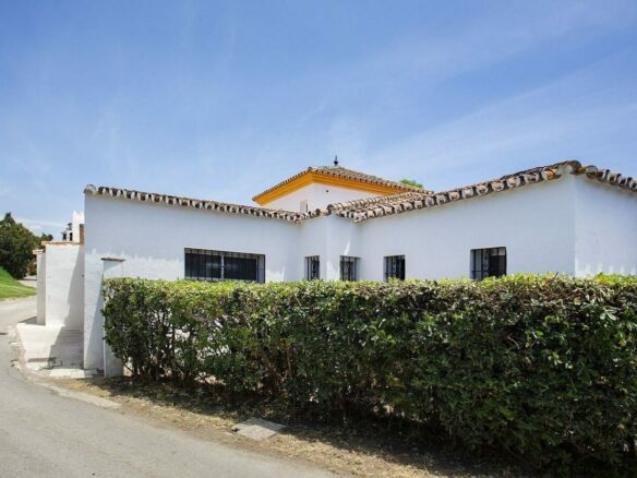 Frontline golf beachside villa in Guadalmina Baja, San Pedro de Alcantara