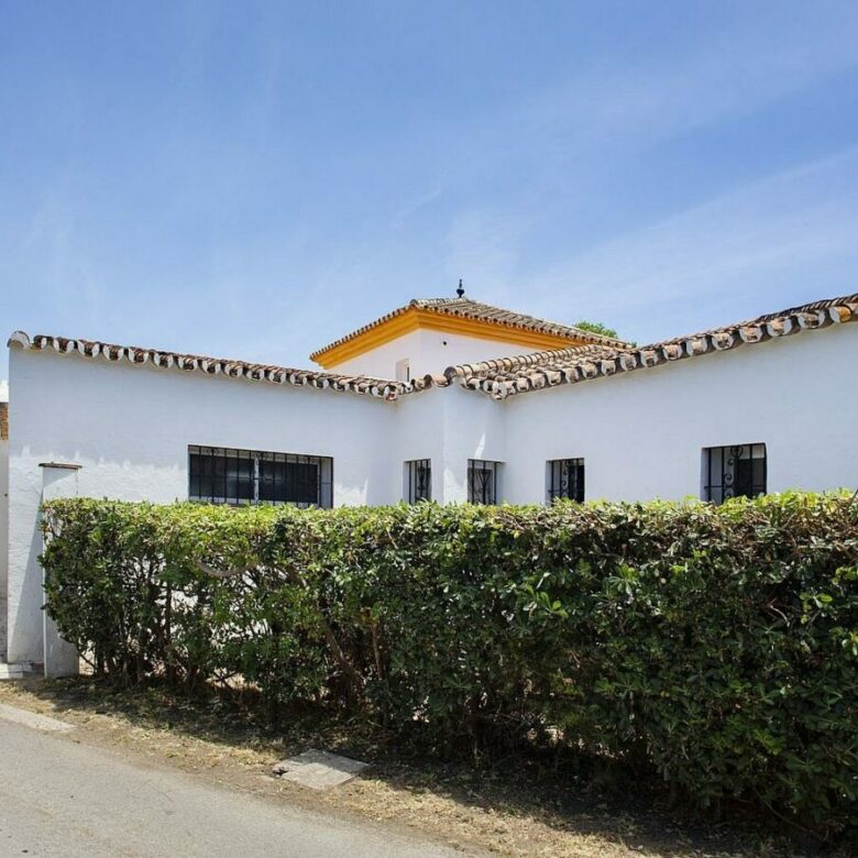 Frontline golf beachside villa in Guadalmina Baja, San Pedro de Alcantara