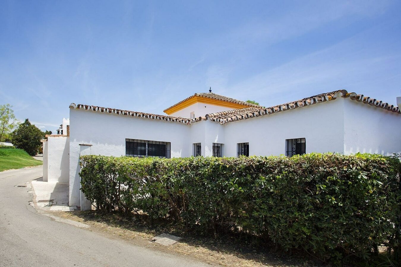 Frontline golf beachside villa in Guadalmina Baja, San Pedro de Alcantara