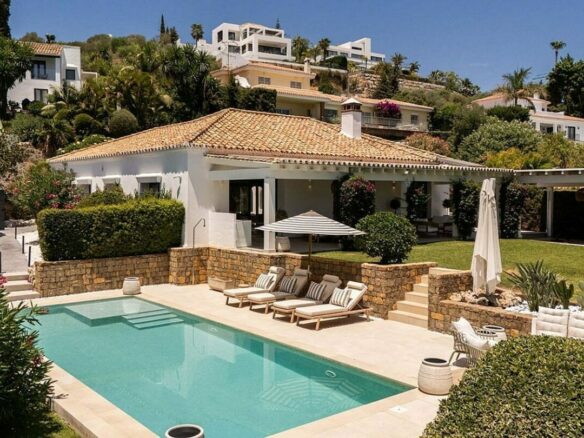 Frontline golf villa with heated saltwater pool El Paraiso Benahavis