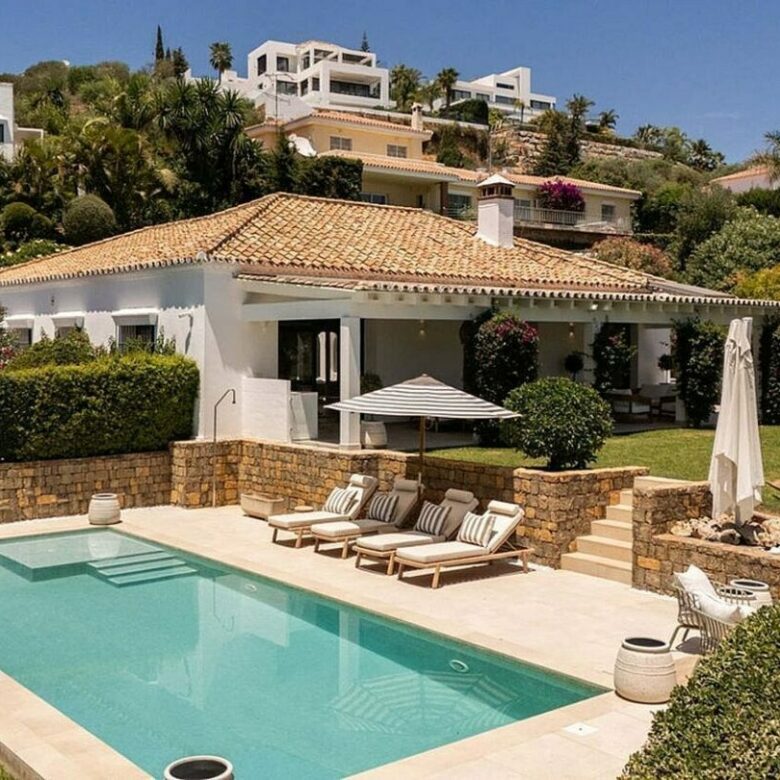 FOR SALE 🏡 Frontline Golf Villa with Heated Saltwater Pool – El Paraíso, Benahavís 🇪🇸