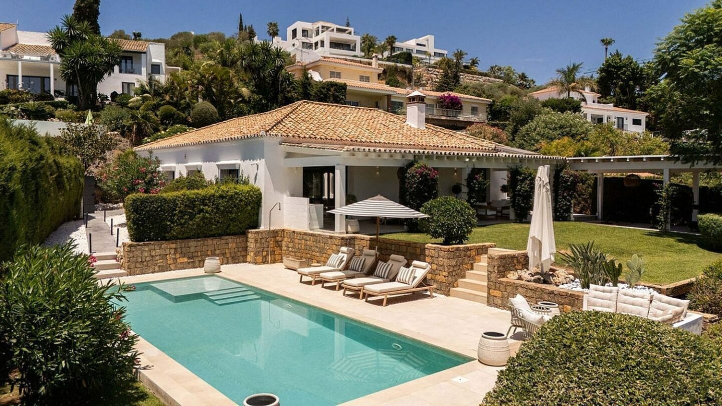 Frontline golf villa with heated saltwater pool El Paraiso Benahavis