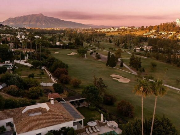 Frontline golf villa with heated saltwater pool El Paraiso Benahavis