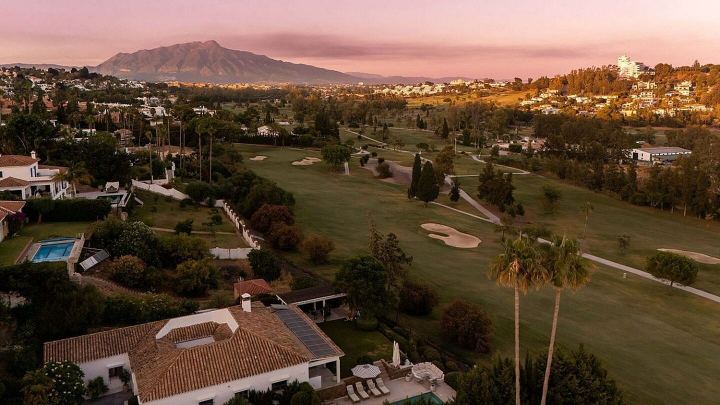 Frontline golf villa with heated saltwater pool El Paraiso Benahavis