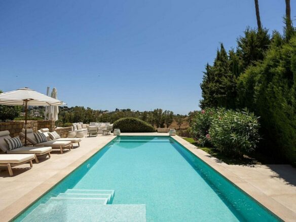 Frontline golf villa with heated saltwater pool El Paraiso Benahavis