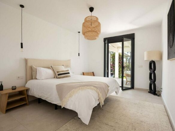 Frontline golf villa with heated saltwater pool El Paraiso Benahavis