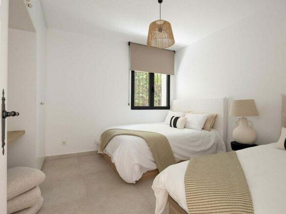 Frontline golf villa with heated saltwater pool El Paraiso Benahavis