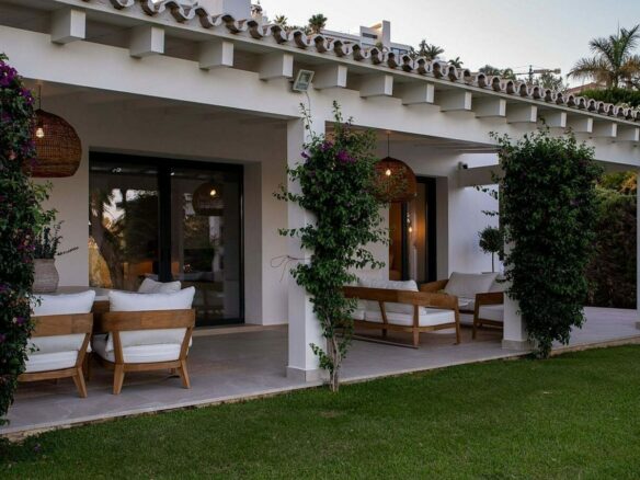 Frontline golf villa with heated saltwater pool El Paraiso Benahavis