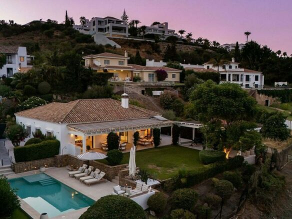 Frontline golf villa with heated saltwater pool El Paraiso Benahavis