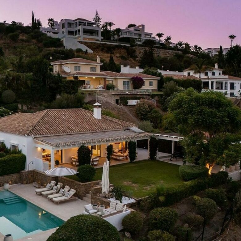 Frontline golf villa with heated saltwater pool El Paraiso Benahavis