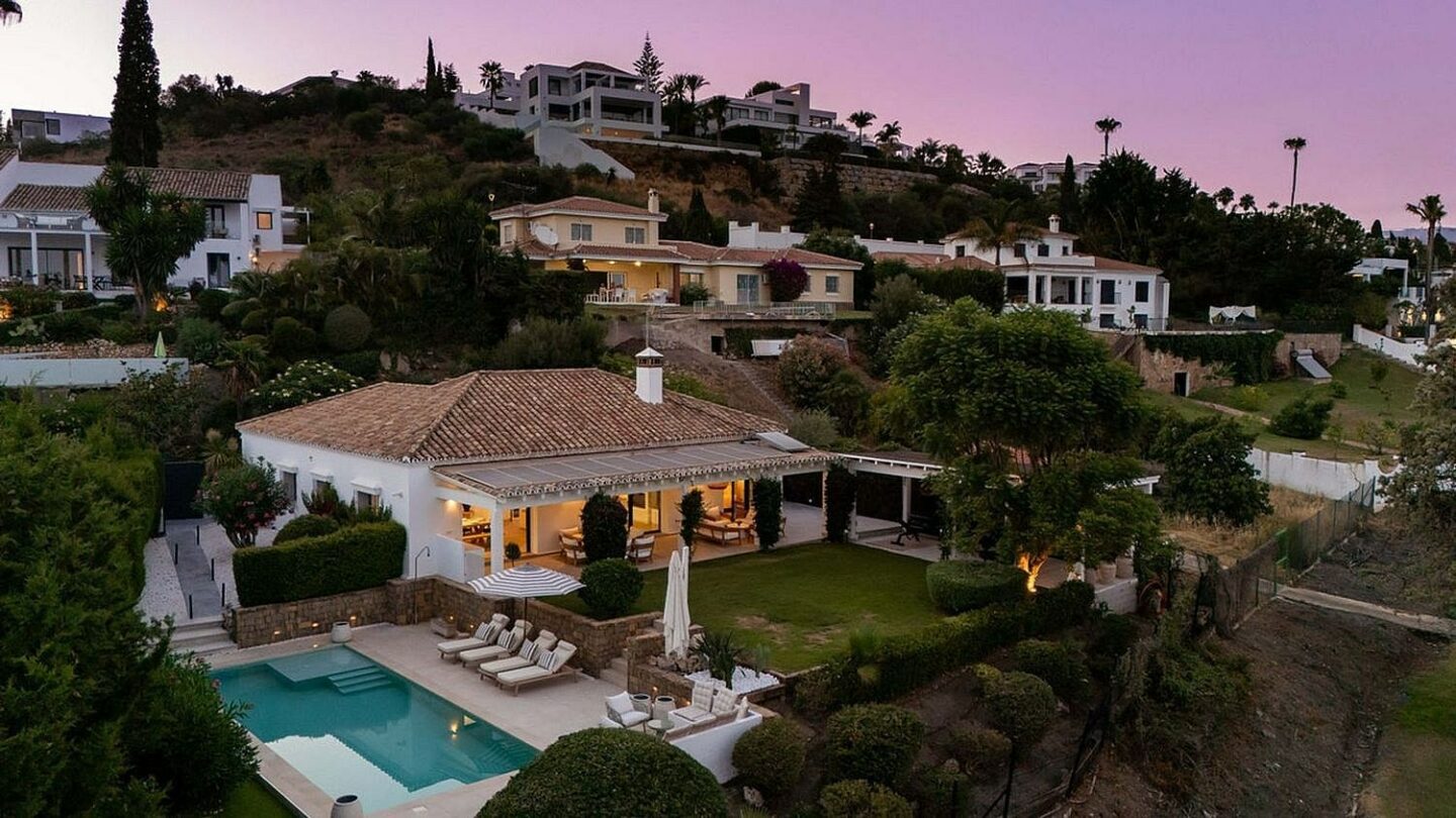 Frontline golf villa with heated saltwater pool El Paraiso Benahavis