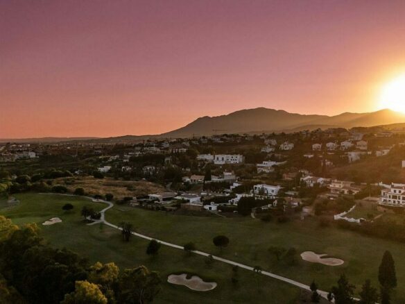 Frontline golf villa with heated saltwater pool El Paraiso Benahavis