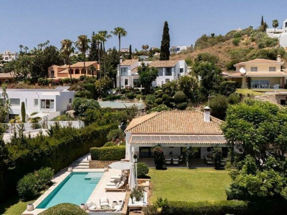 Frontline golf villa with heated saltwater pool El Paraiso Benahavis