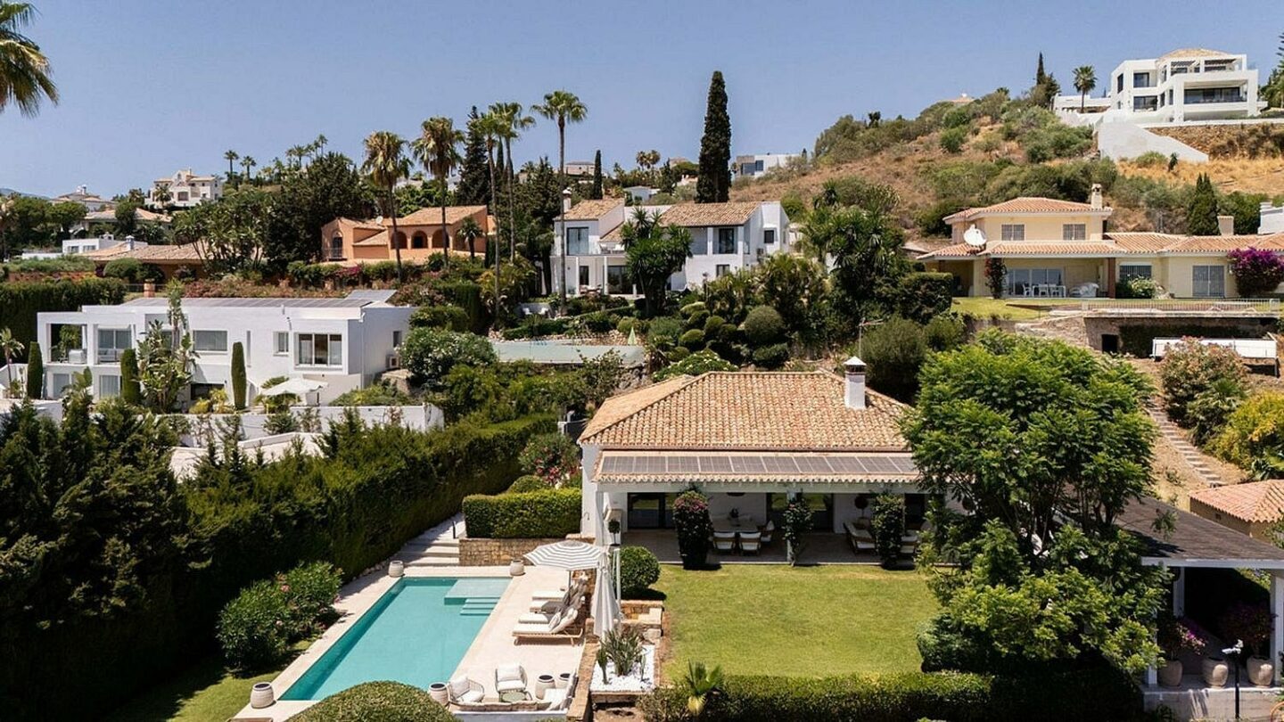 Frontline golf villa with heated saltwater pool El Paraiso Benahavis