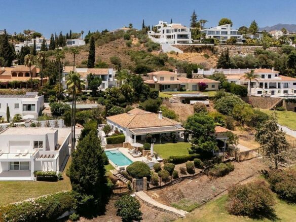 Frontline golf villa with heated saltwater pool El Paraiso Benahavis