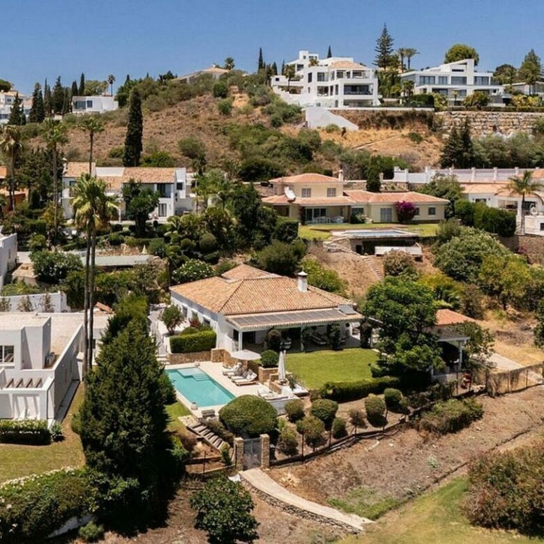 Frontline golf villa with heated saltwater pool El Paraiso Benahavis