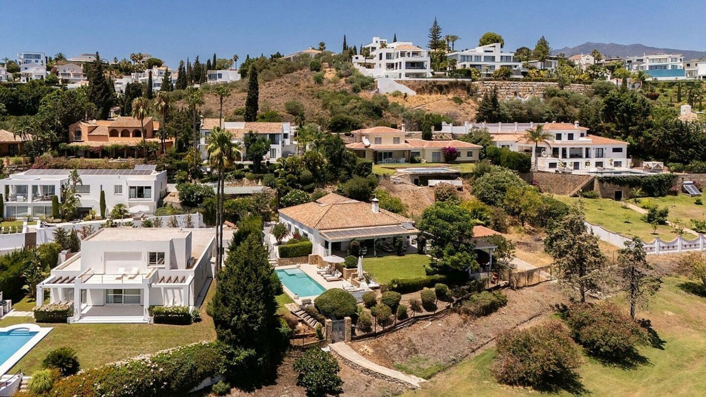 Frontline golf villa with heated saltwater pool El Paraiso Benahavis