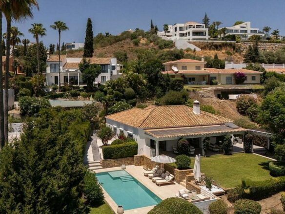 Frontline golf villa with heated saltwater pool El Paraiso Benahavis