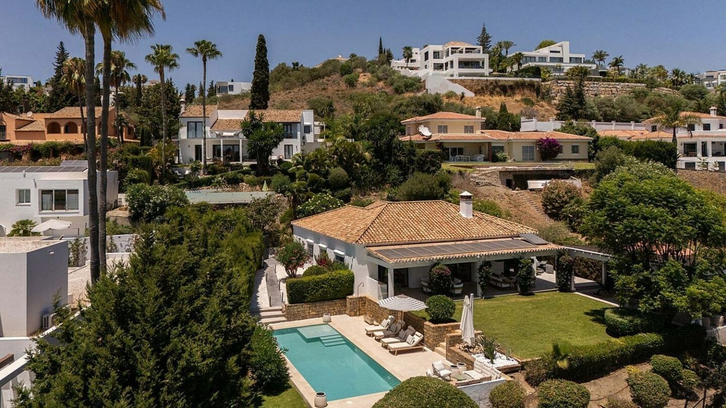 Frontline golf villa with heated saltwater pool El Paraiso Benahavis