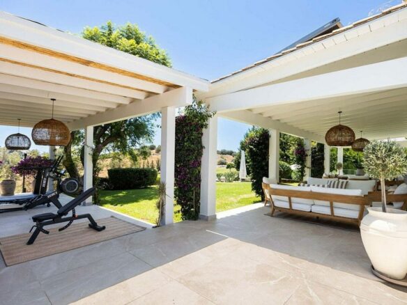 Frontline golf villa with heated saltwater pool El Paraiso Benahavis