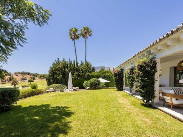 Frontline golf villa with heated saltwater pool El Paraiso Benahavis