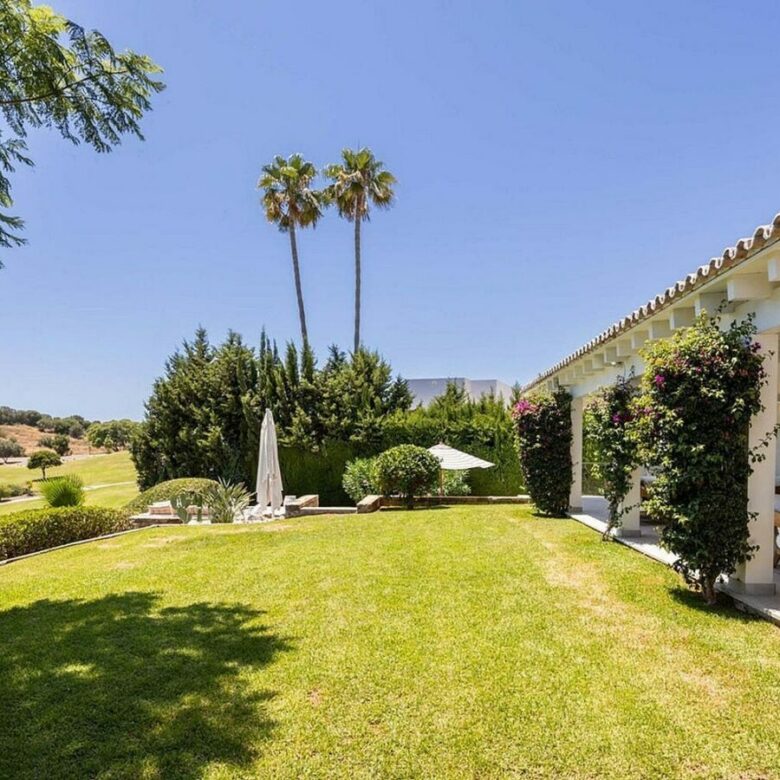 Frontline golf villa with heated saltwater pool El Paraiso Benahavis