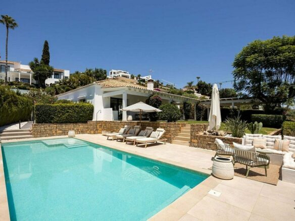 Frontline golf villa with heated saltwater pool El Paraiso Benahavis