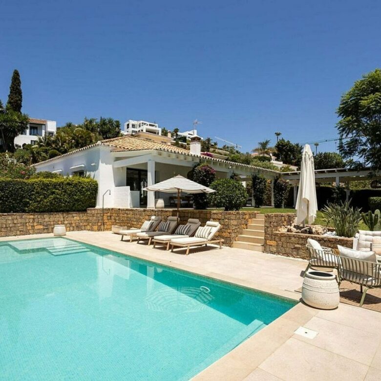Frontline golf villa with heated saltwater pool El Paraiso Benahavis
