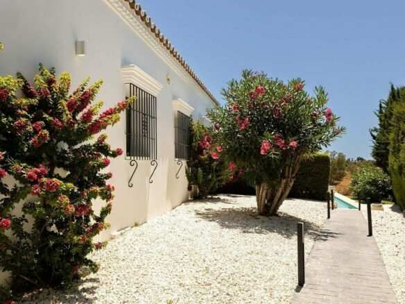 Frontline golf villa with heated saltwater pool El Paraiso Benahavis