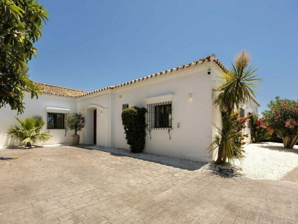 Frontline golf villa with heated saltwater pool El Paraiso Benahavis