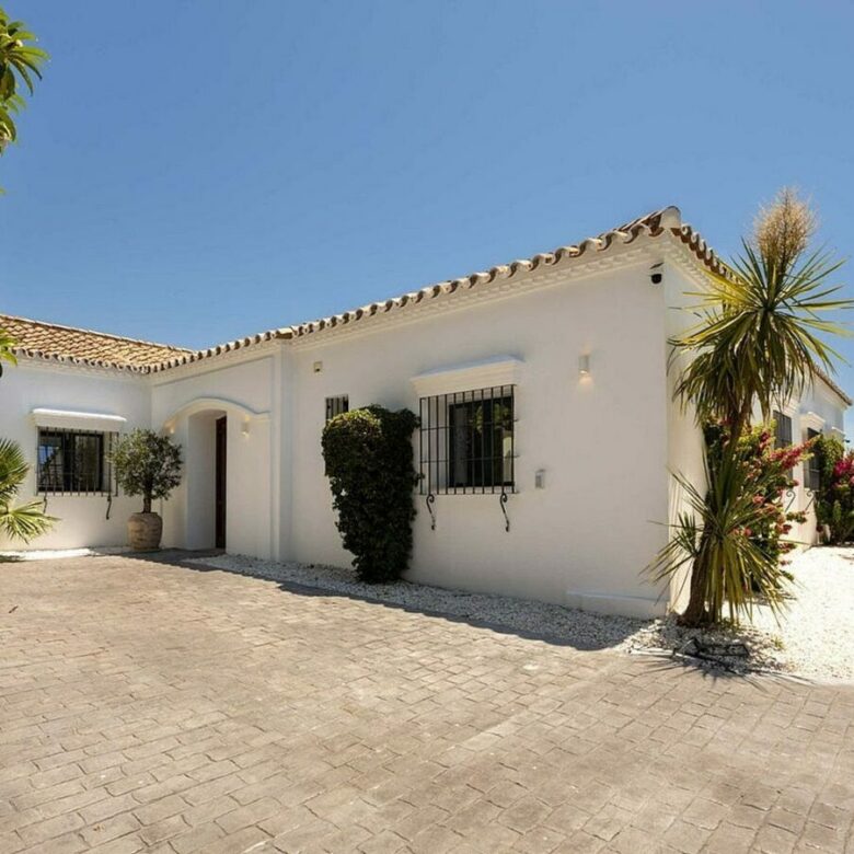 Frontline golf villa with heated saltwater pool El Paraiso Benahavis