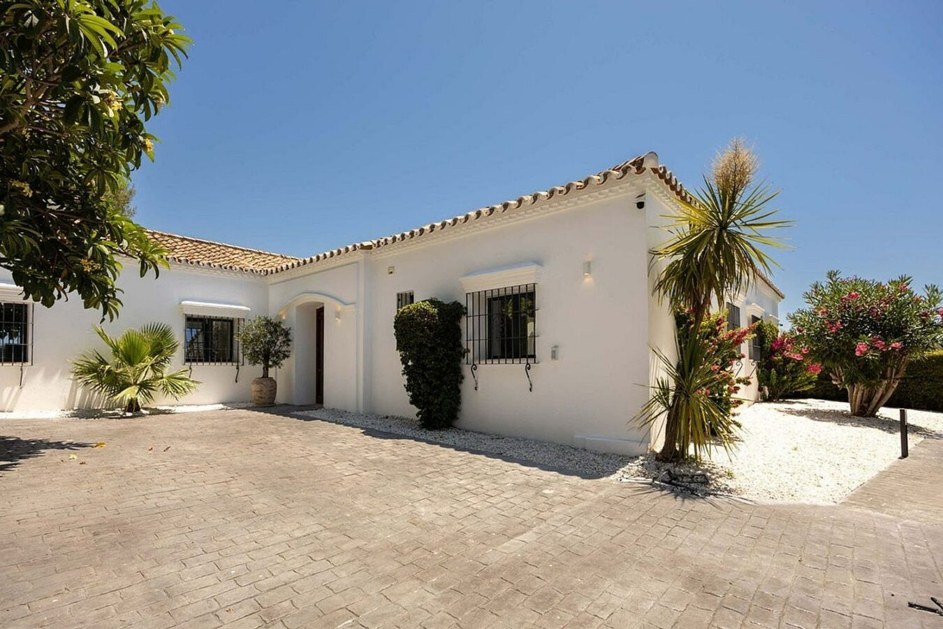 Frontline golf villa with heated saltwater pool El Paraiso Benahavis