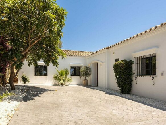 Frontline golf villa with heated saltwater pool El Paraiso Benahavis