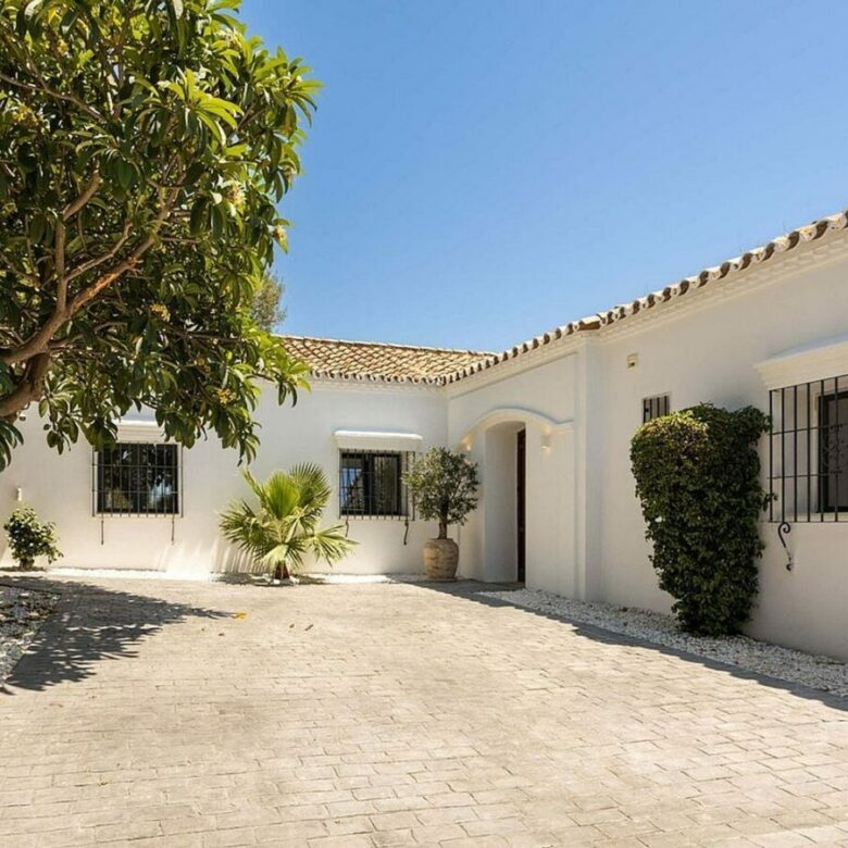 Frontline golf villa with heated saltwater pool El Paraiso Benahavis