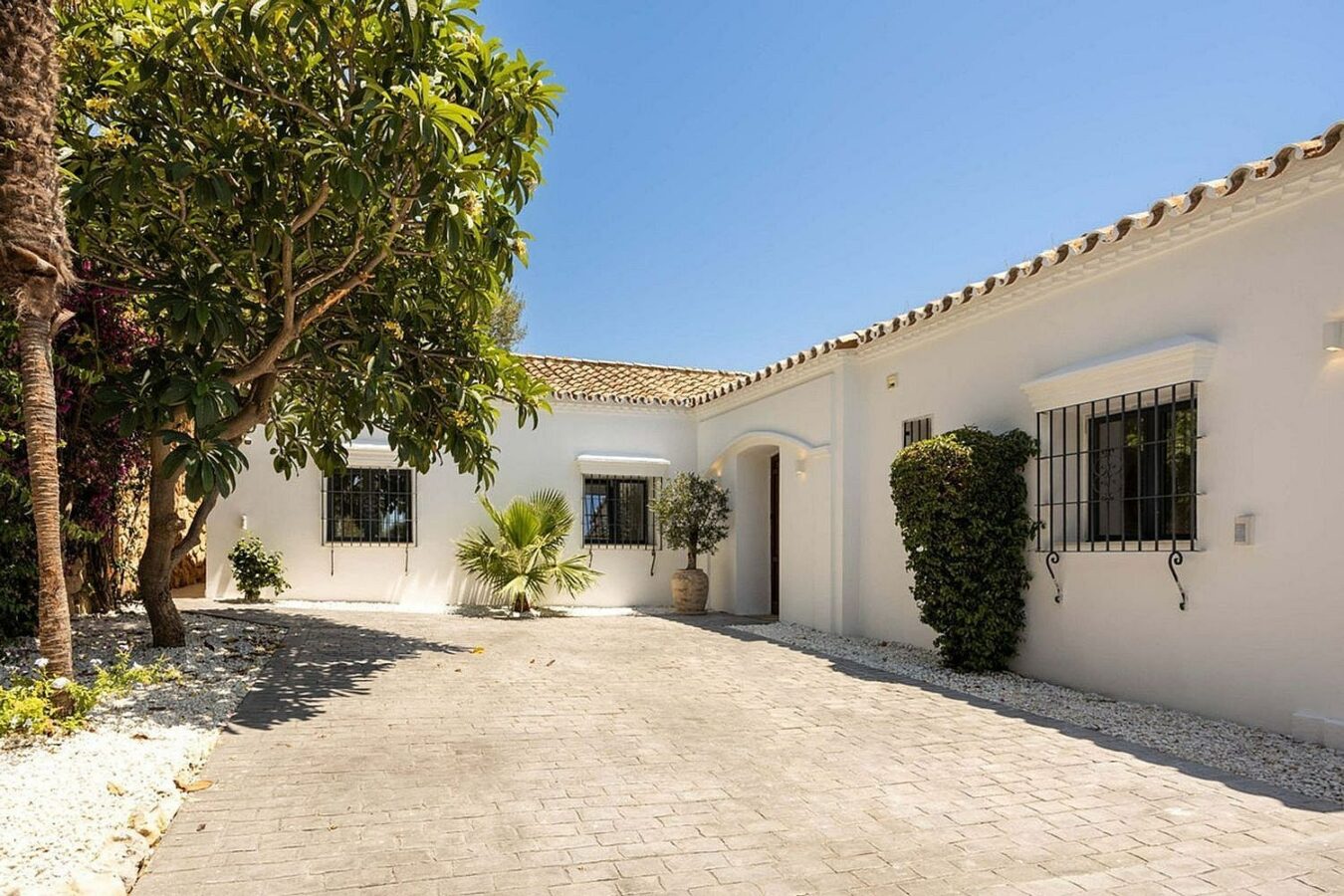Frontline golf villa with heated saltwater pool El Paraiso Benahavis