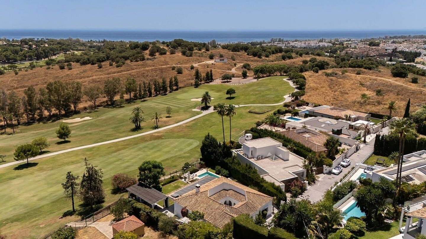 Frontline golf villa with heated saltwater pool El Paraiso Benahavis