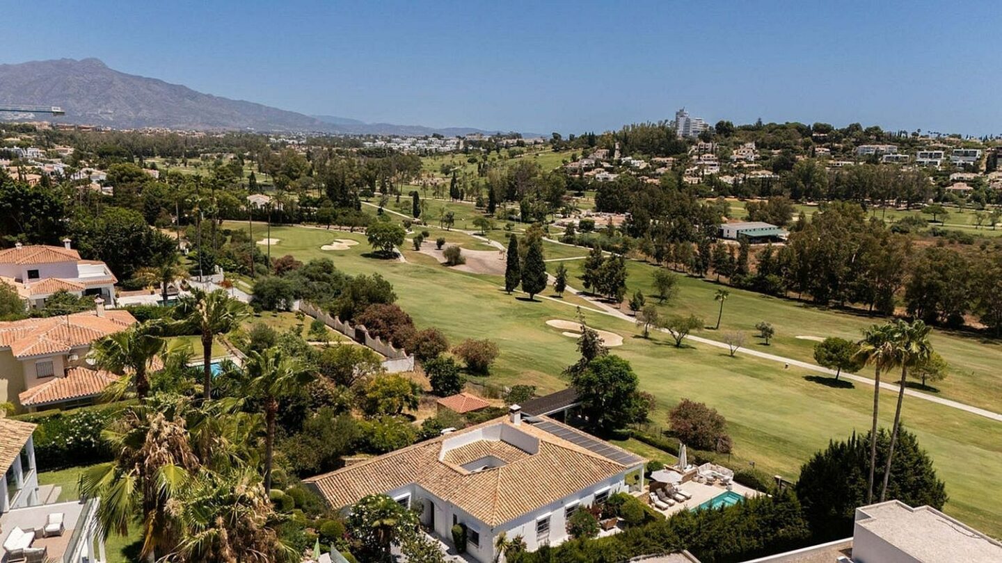 Frontline golf villa with heated saltwater pool El Paraiso Benahavis