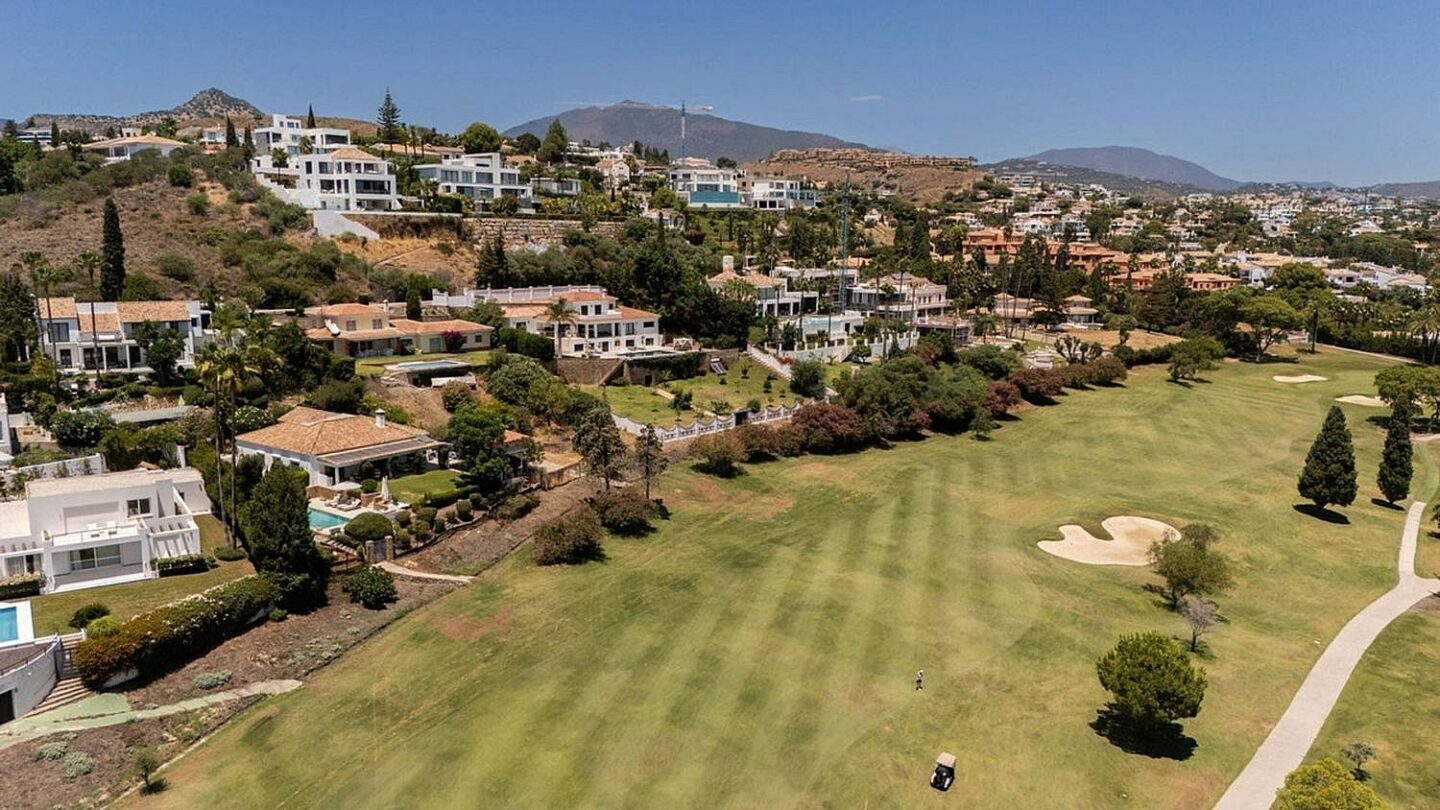 Frontline golf villa with heated saltwater pool El Paraiso Benahavis