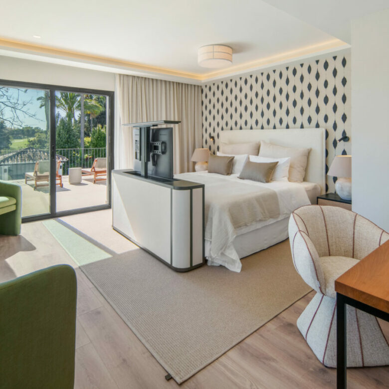 FOR SALE 🏡 Frontline Golf Villa with Separate Guest House – La Cerquilla, Nueva Andalucía 🇪🇸