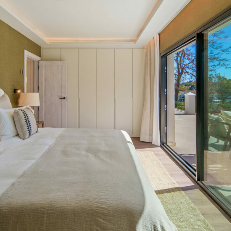 FOR SALE 🏡 Frontline Golf Villa with Separate Guest House – La Cerquilla, Nueva Andalucía 🇪🇸