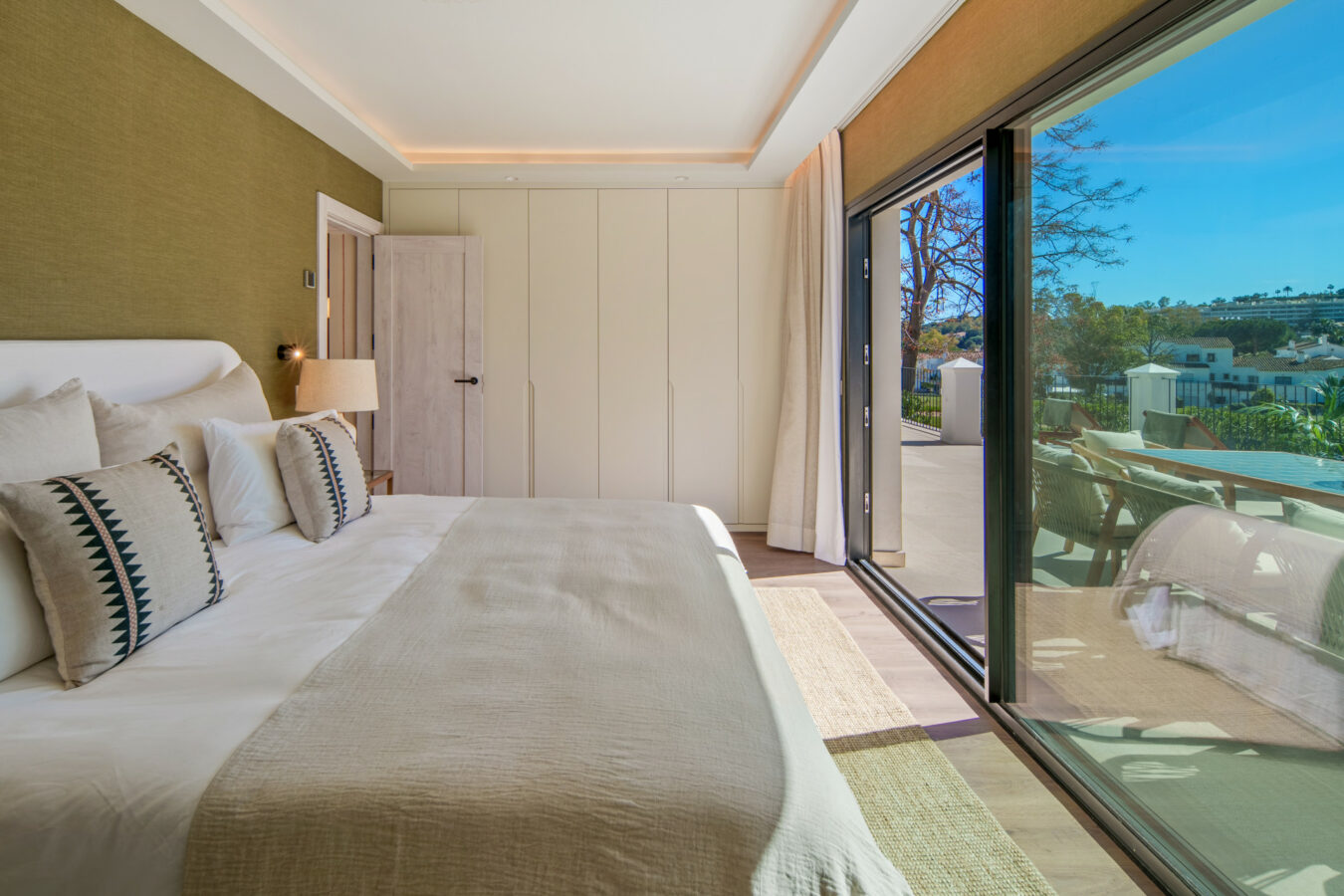 FOR SALE 🏡 Frontline Golf Villa with Separate Guest House – La Cerquilla, Nueva Andalucía 🇪🇸