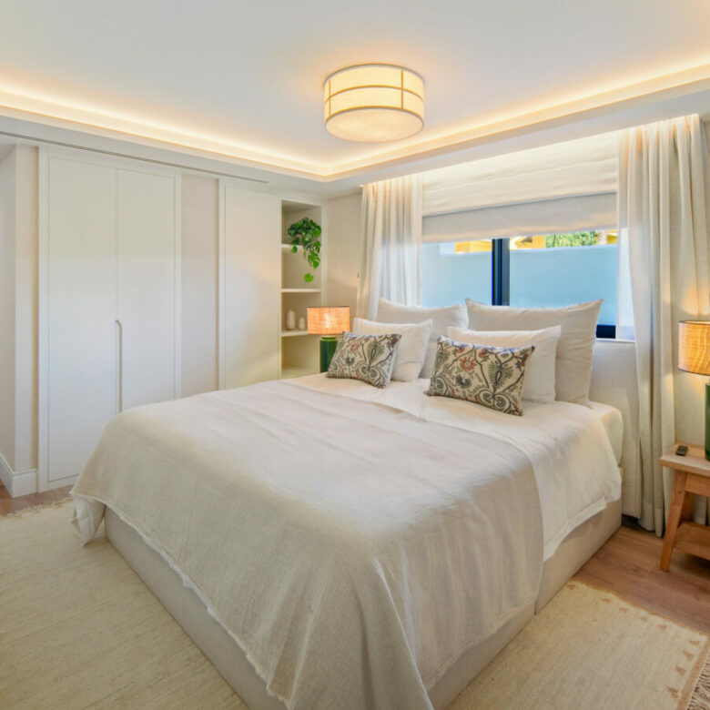 FOR SALE 🏡 Frontline Golf Villa with Separate Guest House – La Cerquilla, Nueva Andalucía 🇪🇸